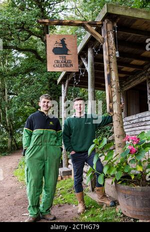 Balgone Farm, East Lothian, Schottland, Großbritannien, 23. September 2020. Kürbis Patch: Die Studenten Alex Humphreys (22 Studium der Betriebswirtschaft) und David Grant-Suttie (21 Studium der Wirtschaftswissenschaften) verbrachten gemeinsam die Sperre auf Davids Familienfarm und wurden inspiriert, im Rahmen eines Diversifikationsprojekts Balgone Pumpkins zu kreieren. Sie schaffen auch einen gespenstischen Seeweg für Besucher um öffentliche Wege auf dem Anwesen, die mit John Muir Way verbinden. Im Bild (L bis R): Alex und David in einer Blockhütte am Seeufer mit Halloween-Thema Stockfoto