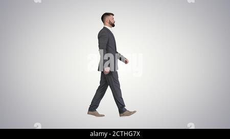 Seriöse Geschäftsmann in formellen Anzug zu Fuß auf Steigung backgroun Stockfoto