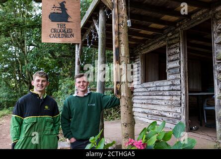 Balgone Farm, East Lothian, Schottland, Großbritannien, 23. September 2020. Kürbis Patch: Die Studenten Alex Humphreys (22 Studium der Betriebswirtschaft) und David Grant-Suttie (21 Studium der Wirtschaftswissenschaften) verbrachten gemeinsam die Sperre auf Davids Familienfarm und wurden inspiriert, im Rahmen eines Diversifikationsprojekts Balgone Pumpkins zu kreieren. Sie schaffen auch einen gespenstischen Seeweg für Besucher um öffentliche Wege auf dem Anwesen, die mit John Muir Way verbinden. Im Bild (L bis R): Alex und David in einer Blockhütte am Seeufer mit Halloween-Thema Stockfoto