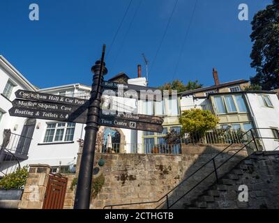 Touristische Wegweiser und Gebäude entlang Waterside in Knaresborough North Yorkshire England Stockfoto