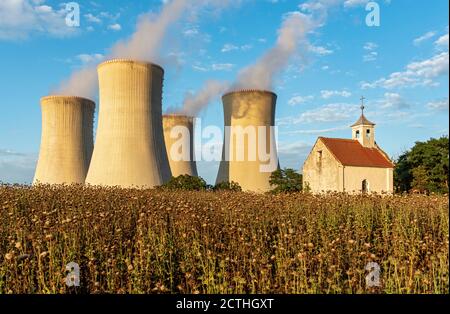 Alte verlassene Kapelle und Kühltürme des Kernkraftwerk Dukovany, Tschechische Republik Stockfoto