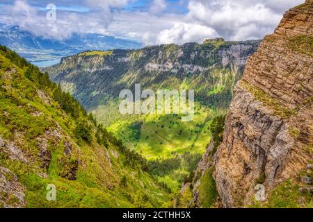 Ein paar Sommerwandereindrücke aus der berühmten Region Niederhorn in den Schweizer Alpen, HDR Stockfoto