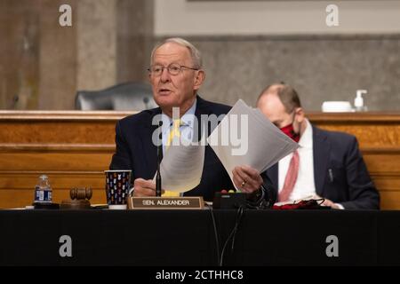 US-Senator Lamar Alexander (Republikaner von Tennessee), Vorsitzender des Ausschusses für Gesundheit, Bildung, Arbeit und Renten des US-Senats, spricht während einer Anhörung auf dem Capitol Hill, in Washington, Mittwoch, 23. Oktober 2020.Quelle: Graeme Jennings/Pool via CNP /MediaPunch Stockfoto