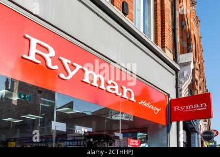 Schild über einer Filiale von Ryman the Stationer in Camden High Street, London, UK Stockfoto