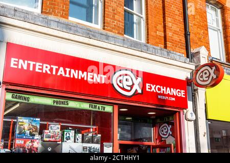 Unterschreiben Sie oben eine Niederlassung von CEX Entertainment Exchange in Camden High Street, London, Großbritannien Stockfoto