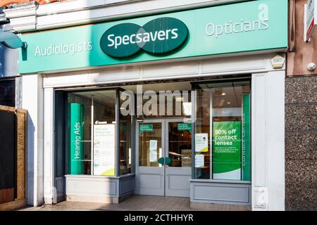 Eine Filiale von Specsavers Optikern in Camden High Street, London, Großbritannien Stockfoto