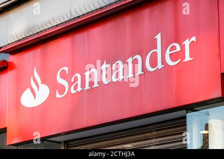 Sign oben eine Filiale der Santander Bank in Camden High Street, London, UK Stockfoto