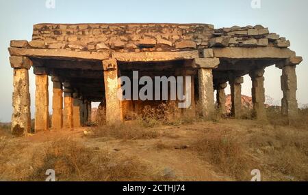 Ruinen eines alten Tempels bei Sonnenuntergang am Hemakuta Hügel in Hampi, Karnataka, Indien Stockfoto