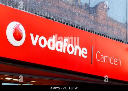 Unterzeichnen Sie über einem Vodafone-Geschäft in der Camden High Street, London, Großbritannien Stockfoto