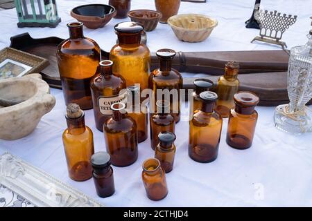 Braune Glasflaschen zum Verkauf an einem Stand in den Straßen von Tongeren in Belgien, einem wöchentlichen berühmten großen Antiquitätenmarkt am Sonntag Stockfoto