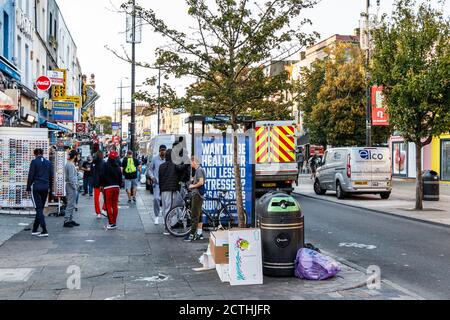 Ein Blick entlang der Camden High Street in Richtung Schleuse, mit Einkäufern, Touristen, Müll und anderen städtischen Utensilien, London, Großbritannien Stockfoto