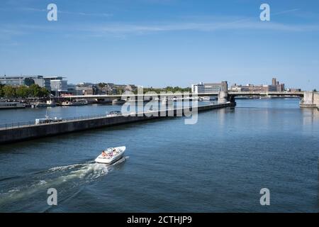 Skyline der Stadt Maastricht an einem sonnigen Sommertag mit der Wilhelmina-Brücke über die Maas in Maastricht, Niederlande Stockfoto