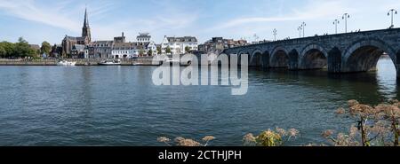 Skyline von Maastricht mit der Sint-Martinus-Kirche im Wyck-Viertel und der mittelalterlichen St. Servatius-Brücke über die Maas in Maastricht Stockfoto