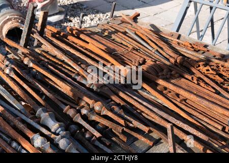 Gebrauchte rostige Metallstangen für einen Zaun, der auf einem Antiquitätenmarkt in Tongeren, Belgien, zum Verkauf angeboten wird Stockfoto