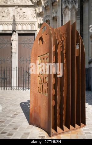 Corten Stahlplatte vor dem TESEUM, einem archäologischen Museum der Basilika unserer Lieben Frau in Tongeren, Belgien Stockfoto