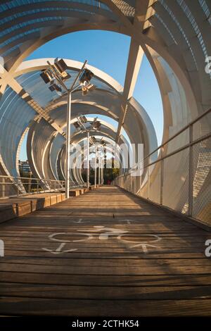 Fußgängerbrücke in Madrid Río, Madrider Park am Fluss Manzanares. Brücke und Radweg. Stockfoto