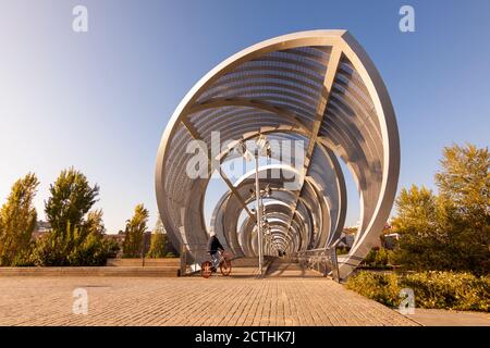 Fußgängerbrücke in Madrid Río, Madrider Park am Fluss Manzanares. Brücke und Radweg. Stockfoto