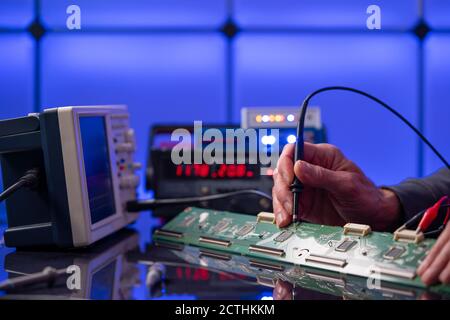 Mikrocontroller für Leiterplattenmontage im Elektroniklabor Stockfoto