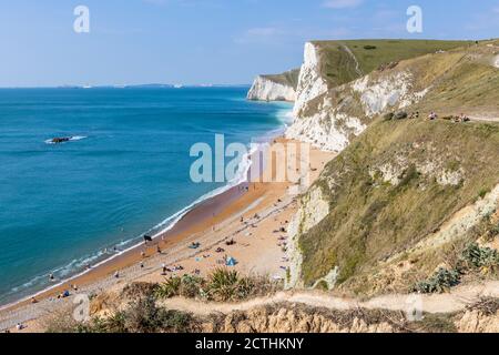 Panorama-Küstenansicht der weißen Kreidefelsen von der Klippe am Durdle Door auf der Jurassic Coast World Heritage Site in Dorset, Südwesten Englands Stockfoto