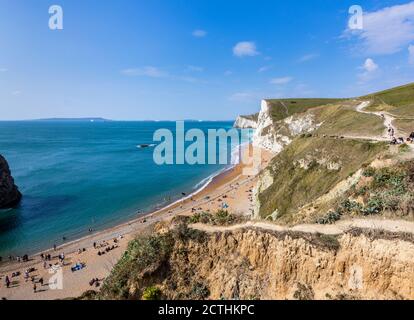 Panorama-Küstenansicht der weißen Kreidefelsen von der Klippe am Durdle Door auf der Jurassic Coast World Heritage Site in Dorset, Südwesten Englands Stockfoto