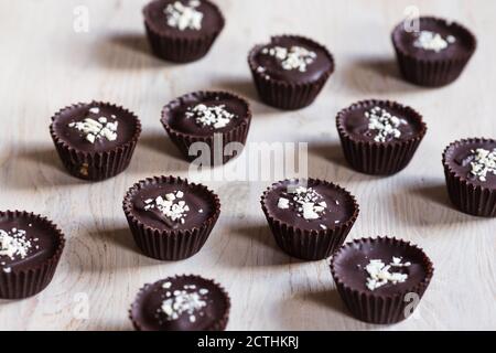 Pralinen mit Schokoladenmandel Stockfoto