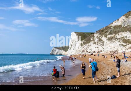 Panoramablick auf die Küste von weißen Kreidefelsen vom Strand bei Durdle Door auf der Jurassic Coast Weltkulturerbe in Dorset, Südwesten Englands Stockfoto