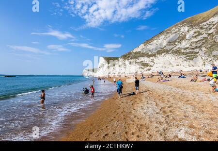 Panoramablick auf die Küste von weißen Kreidefelsen vom Strand bei Durdle Door auf der Jurassic Coast Weltkulturerbe in Dorset, Südwesten Englands Stockfoto