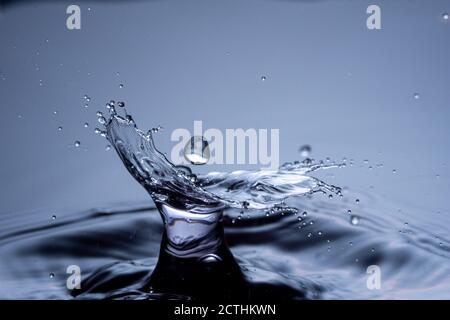 Wassertropfen Zusammenstoß auf einem blauen Hintergrund. Abstrakte klare Natur Hintergrund Stockfoto