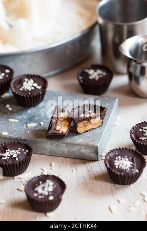 Pralinen mit Schokoladenmandel Stockfoto