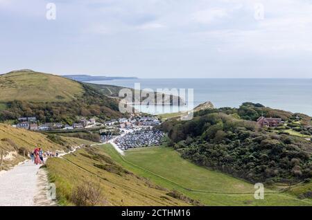 Panorama-KüstenklippenDraufsicht auf Lulworth Cove und den South West Coast Path auf der Jurassic Coast World Heritage Site in Dorset, Südwestengland Stockfoto