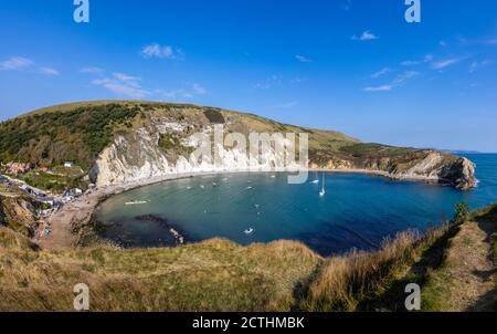 Malerischer Blick auf die Bucht und die Kreidefelsen von Lulworth Cove auf der Jurassic Coast World Heritage Site in Dorset im Südwesten Englands Stockfoto