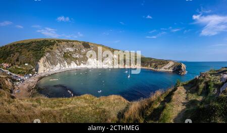 Malerischer Blick auf die Bucht und die Kreidefelsen von Lulworth Cove auf der Jurassic Coast World Heritage Site in Dorset im Südwesten Englands Stockfoto