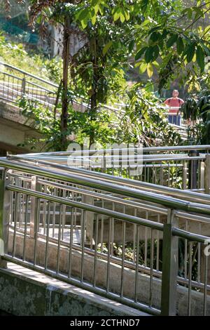 Edelstahlgeländer, Rampen im Stadtpark. Architektur Des Freizeitparks. Stockfoto