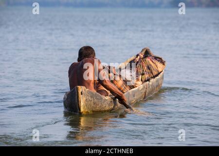 Indien, Kerala, Kollam, Munroe Island Backwaters, Fischer in gegraben Kanu Stockfoto
