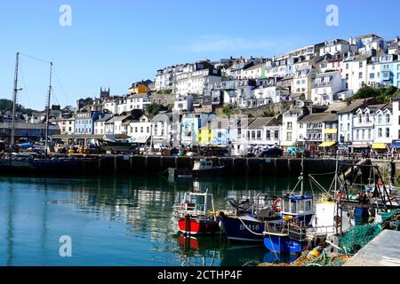 Brixham, Devon, Großbritannien. September 14, 2020. Schöne Architektur und Kai mit Fischerbooten an den Anlegestellen im Hafen von Brixham in Devon, UK. Stockfoto