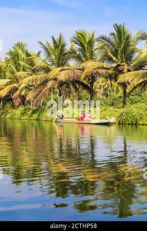 Indien, Kerala, Kollam, Munroe Island, Frauen im ausgegrabenen Kanu Stockfoto