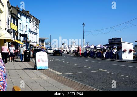 Brixham, Devon, Großbritannien. September 14, 2020. Touristen und Urlauber genießen die Uferpromenade und den Hafen von Brixham in Devon, Großbritannien. Stockfoto