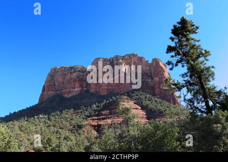 Bell Rock, eine Gebirgsformation aus rotem Sandstein, am späten Nachmittag auf dem Courthouse Butte Loop Trail in Sedona, Arizona, USA Stockfoto