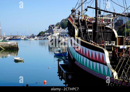 Brixham, Devon, Großbritannien. September 14, 2020. Die fest vertäute Nachbildung der 'Goldenen Hind' ist eine Touristenattraktion im Hafen von Brixham in Devon Stockfoto