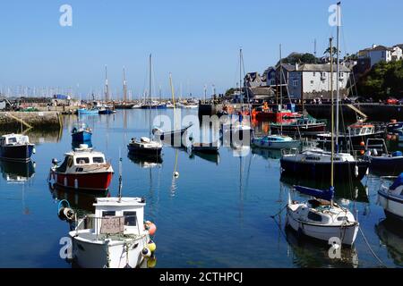 Brixham, Devon, Großbritannien. September 14, 2020. Touristen und Urlauber am Kai durchstöbern die schönen Innen- und Außenhäfen von Brixham in Devon, Stockfoto