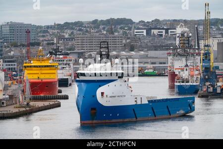 Ansicht der Nordsee-Ölindustrie Service Schiffe in Aberdeen Port , Aberdeenshire, Schottland, Großbritannien Stockfoto