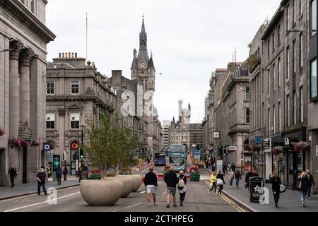 Blick auf die Fußgängerzone Union Street im Stadtzentrum von Aberdeen, Schottland, Großbritannien Stockfoto