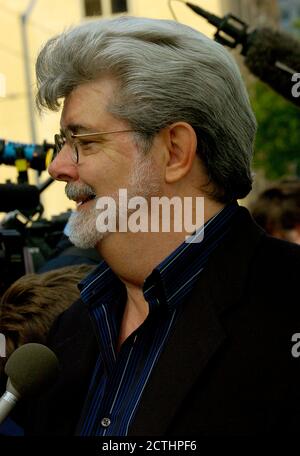 San Francisco, Kalifornien, Mai 12. Star Wars-Schöpfer George Lucas kommt zur Nutzenpremiere von Star Wars, Episode III, Rache der Sith, im Metreon in San Francisco. 12.Mai 2005. Quelle: Stephen Dorian Miner/Mediapunch Stockfoto