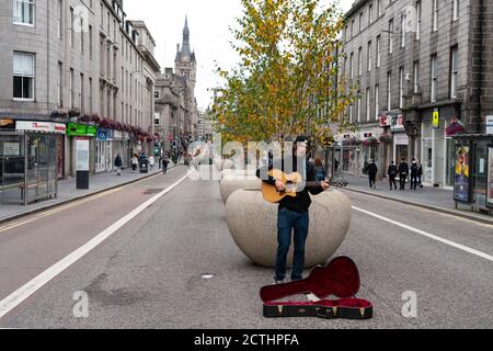 Blick auf die Musikerbusen in der Fußgängerzone Union Street im Stadtzentrum von Aberdeen, Schottland, Großbritannien Stockfoto