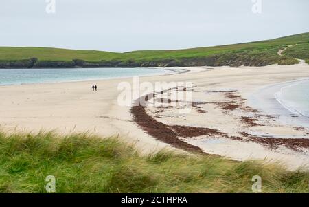 Blick auf St Ninian's Isle und den Strand, genannt Tombolo oder Ayre, in Bigton, Dunrossness, Shetland, Schottland, Großbritannien Stockfoto