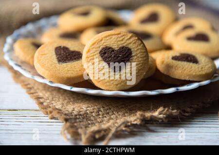 Nahaufnahme eines herzförmigen Schokoladenkekse mit selektivem Fokus. Stockfoto