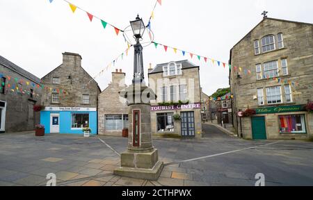 Blick auf die Geschäfte entlang der verlassenen Commercial Street in der Altstadt von Lerwick, Shetland Isles, Schottland, Großbritannien Stockfoto