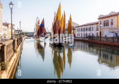 Cesenatico, Emilia Romagna Romagna, Italien, Juli 2020: Buntes Segelboot im Kanalhafen von Cesenatico. Stockfoto