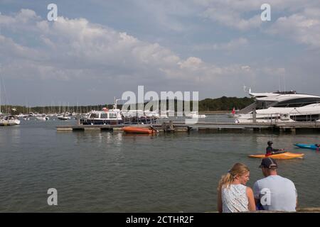 Die Boote liegen im Yachthafen beaulieu am Fluss Beaulieu in hampshire Stockfoto