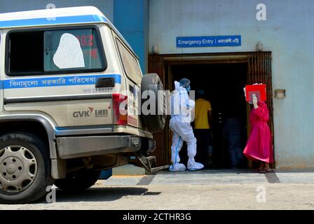 Kalkutta, Indien. September 2020. Medizinisches Personal, das am 22. September 2020 vor einem Covid-19 Krankenhaus in Kalkutta, Indien, steht. Indiens Covid-19-Fälle überschritten die 55-lakh-Marke mit einem Anstieg von 75,083 Fällen und 1,053 Todesfällen heute. Das Land hat jedoch Rekorderholungen von 1, 01,468 COVID-19 Patienten in den letzten 24 Stunden erreicht. Dies ist der vierte Tag, an dem die Anzahl der täglichen Wiederherstellungen höher ist als die Anzahl der täglichen Fälle. (Foto: Sudipta das/Pacific Press/Sipa USA) Quelle: SIPA USA/Alamy Live News Stockfoto